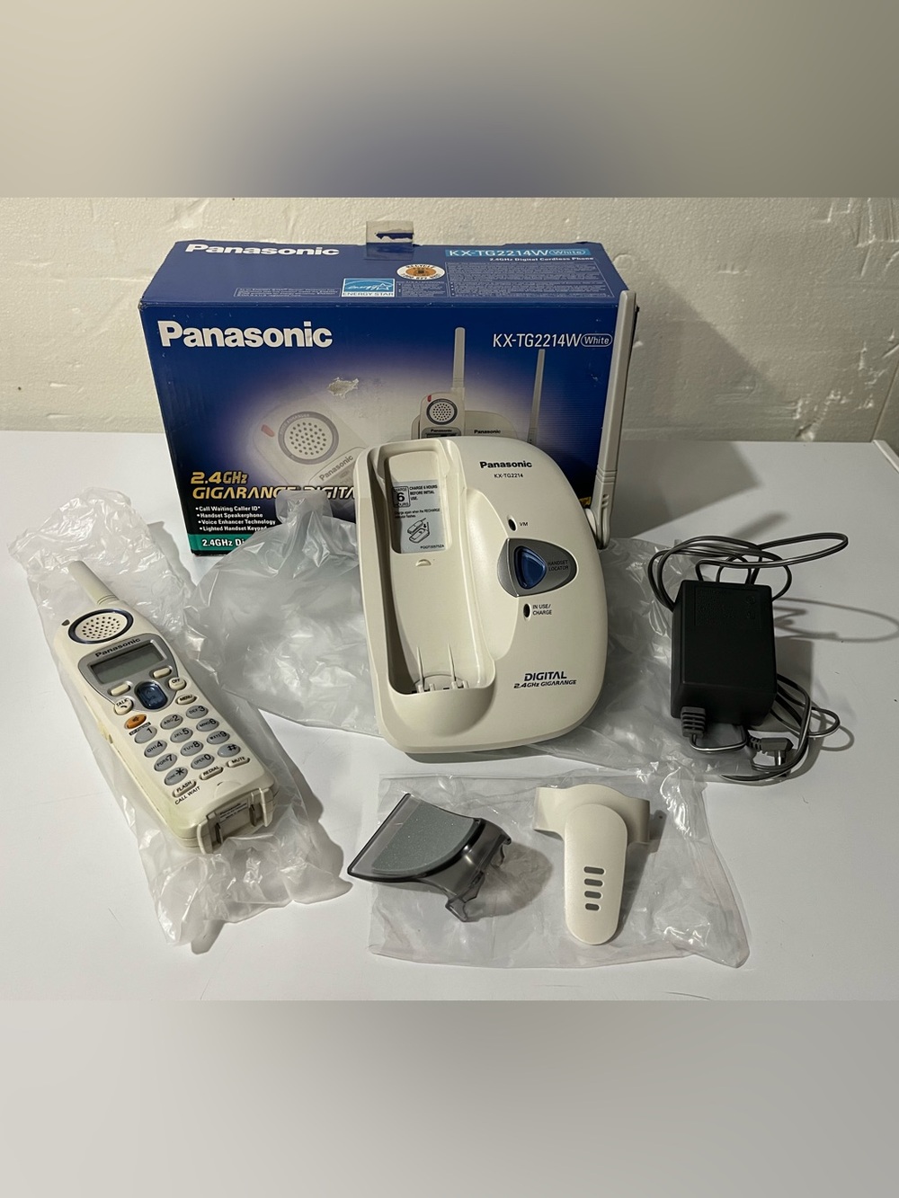 Panasonic KX-TG2214W 2.4GHz White Cordless Phone w/ stand, accessories, and box